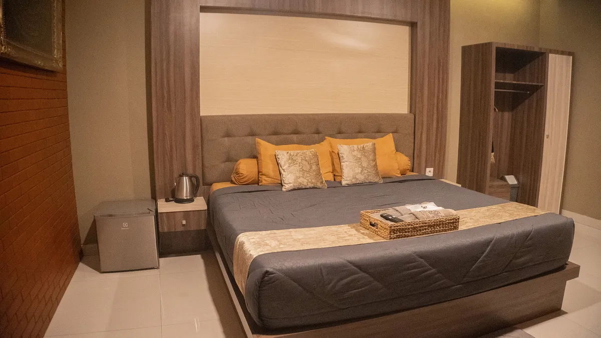 Suasana eksterior Albani's House Jember - penginapan mewah di pusat kota Jember