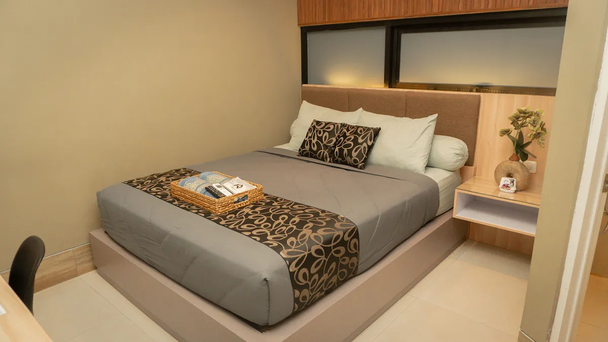 Fasilitas kamar Java premium dengan kenyamanan modern di Albani's House Jember