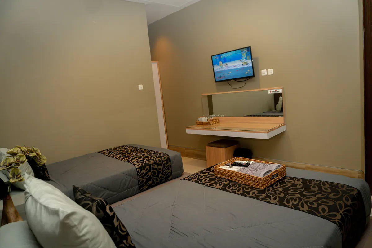 Suasana kamar Java Albani's House dengan pencahayaan hangat dan alami