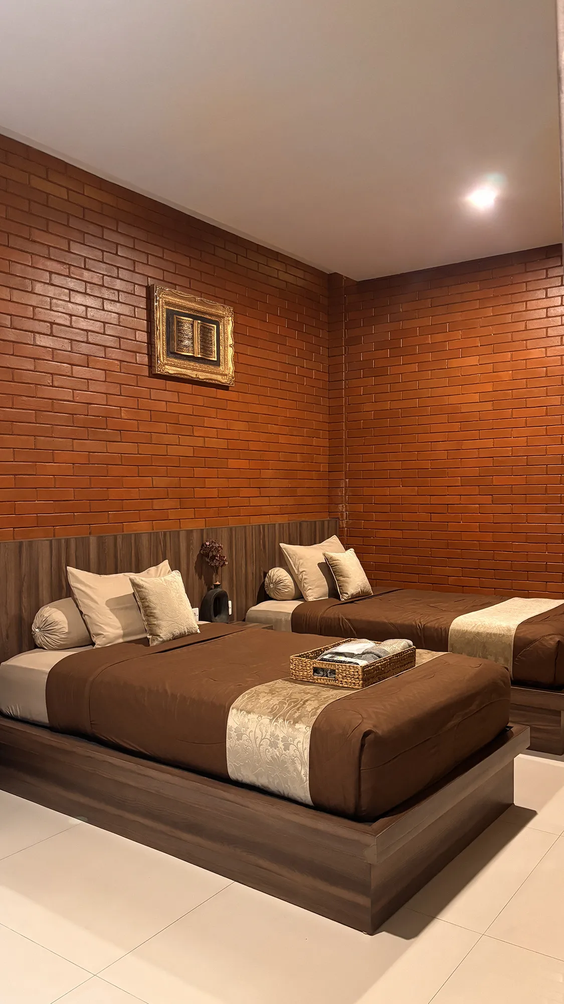 Kamar Deluxe Twin Albani's House Jember dengan dua tempat tidur single dan dekorasi elegan
