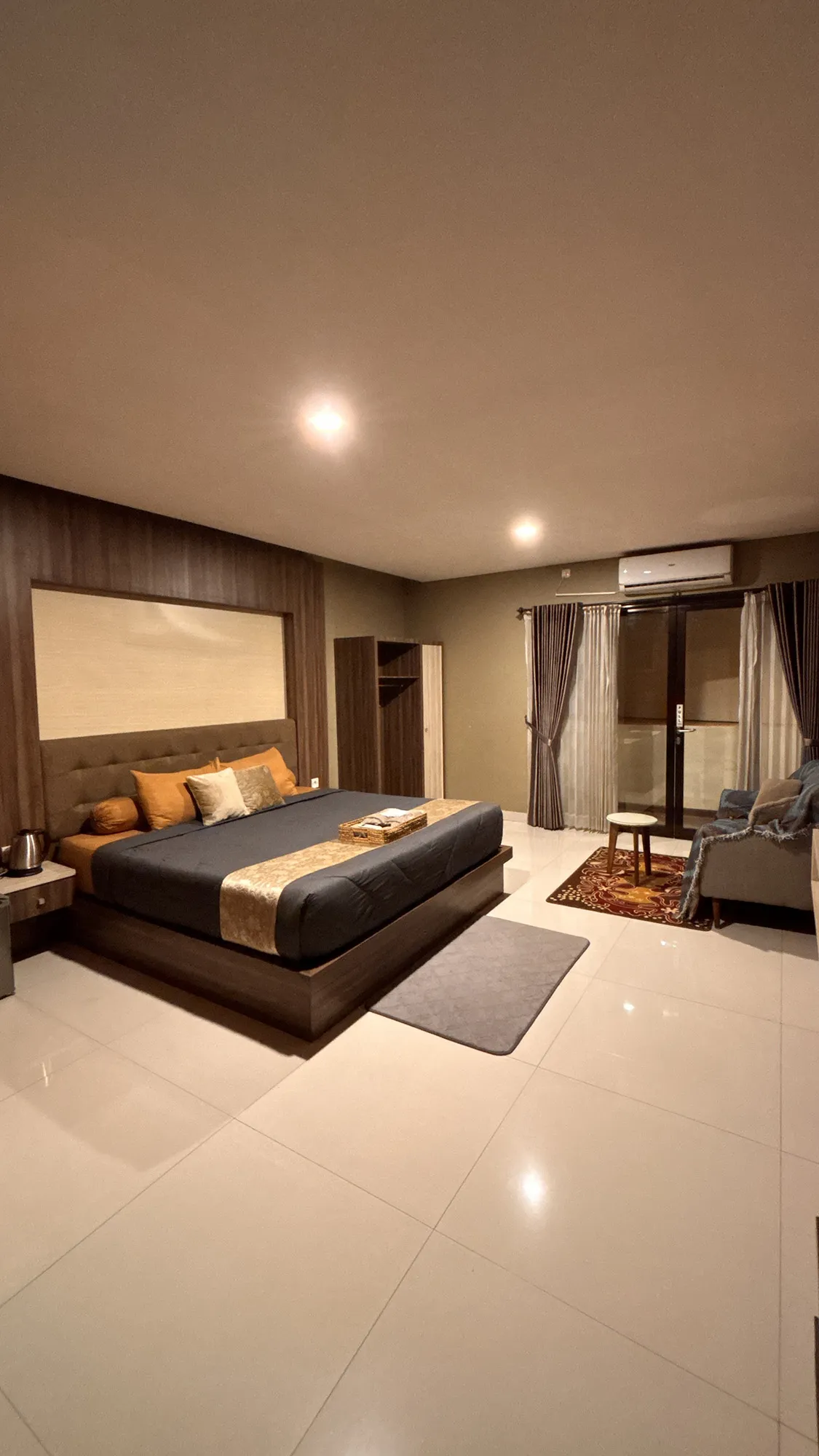 Room Suite Albani's House Jember - kamar luas dengan fasilitas lengkap dan pemandangan kota